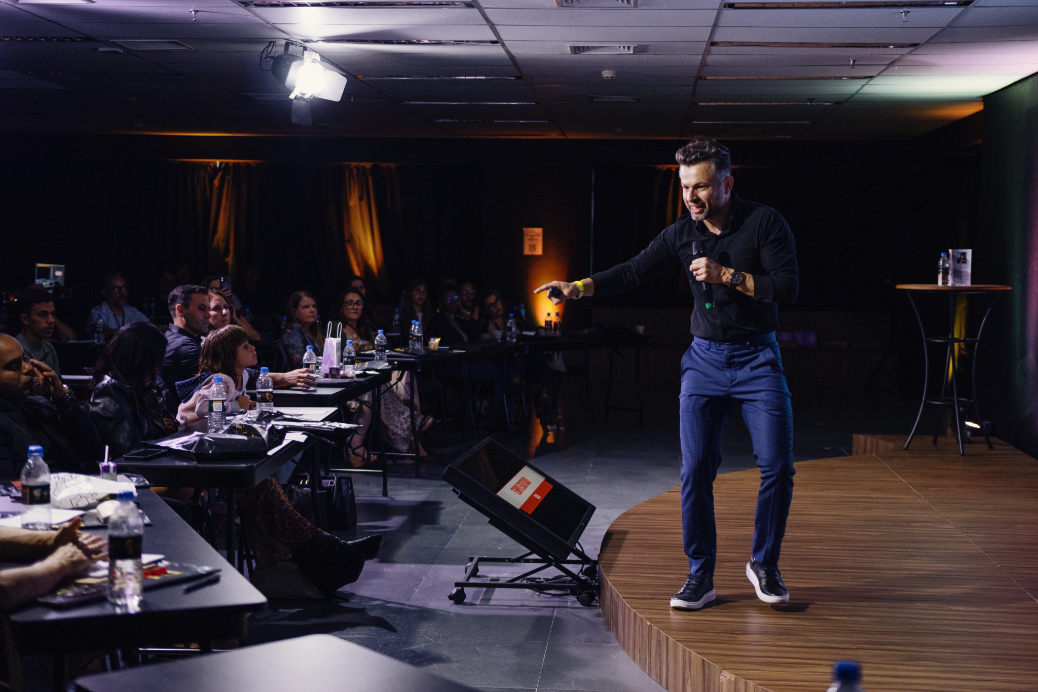 Ítalo Magalhães conduzindo uma palestra para uma equipe
